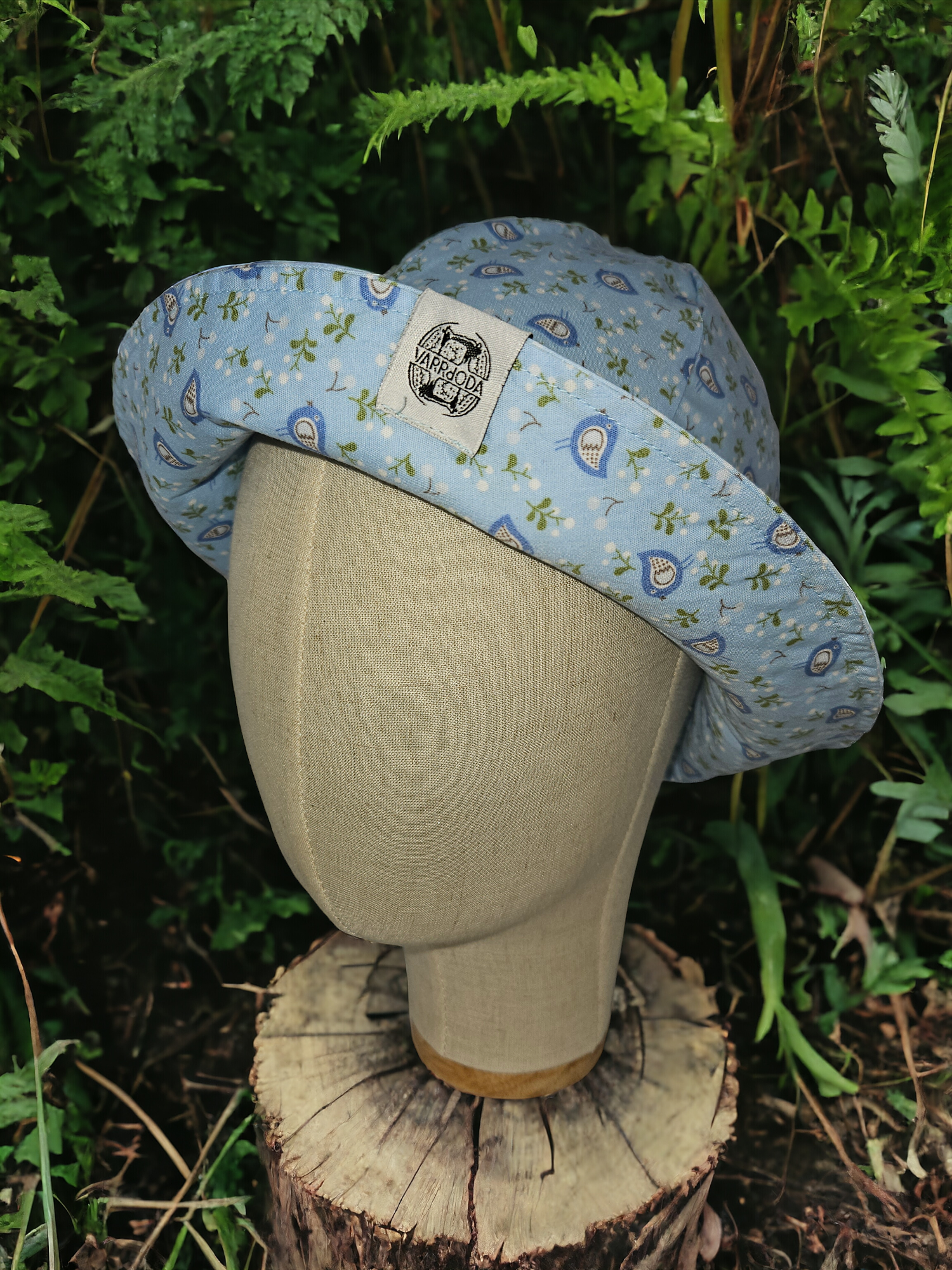 Kék alapon madarak napozó kalap