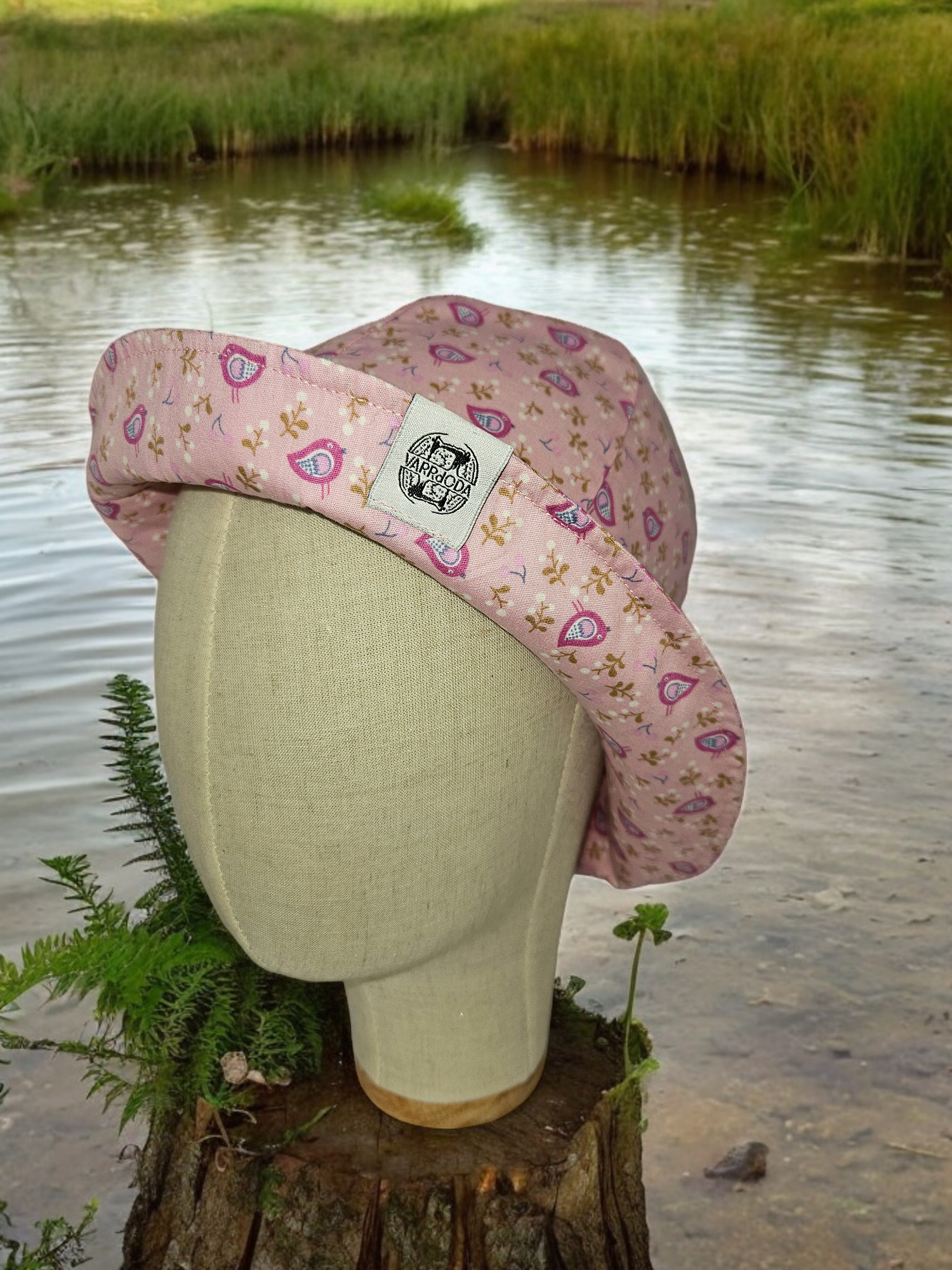 Rózsaszín alapon madarak napozó kalap