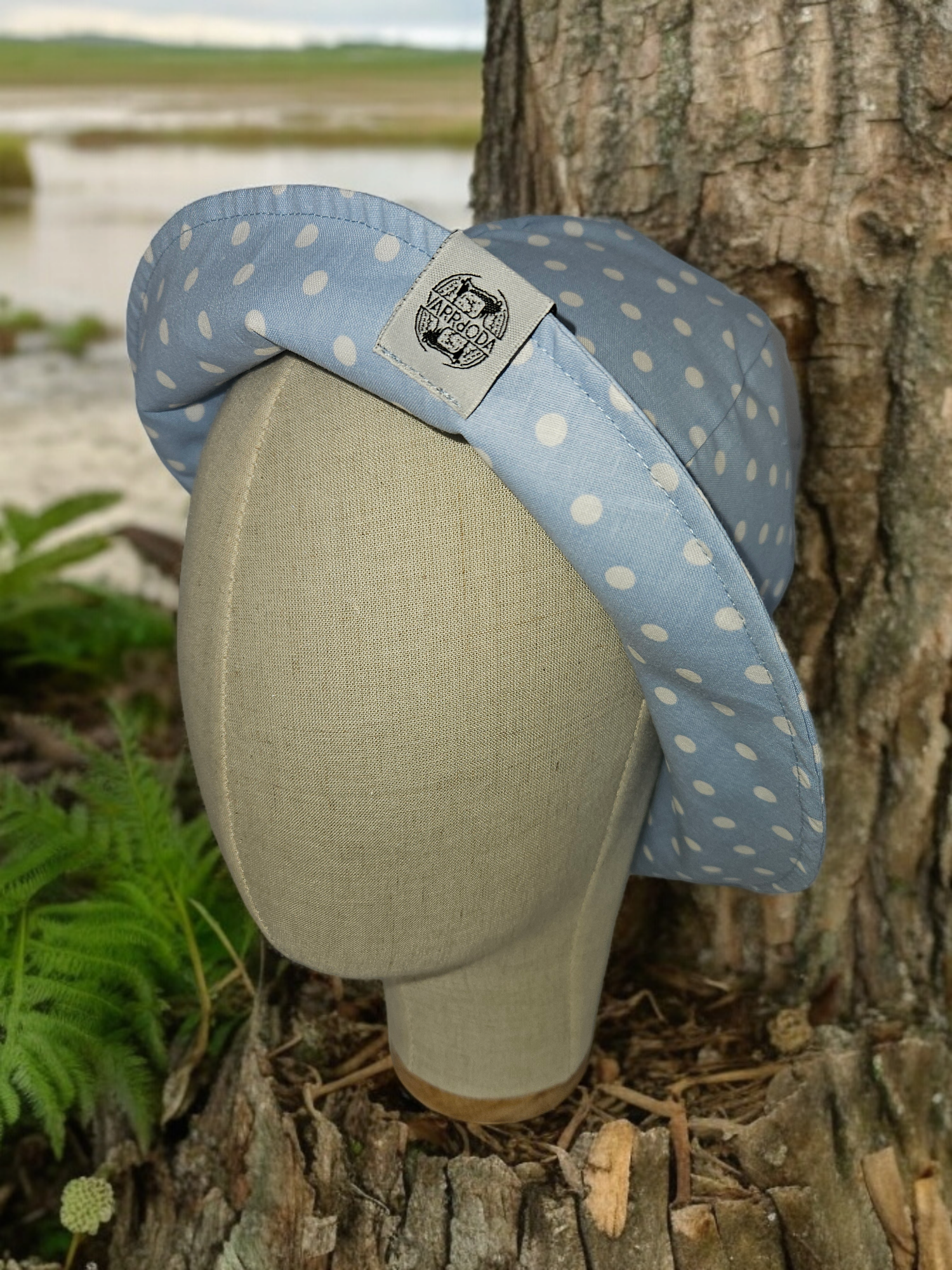 Kék pöttyös napozó kalap