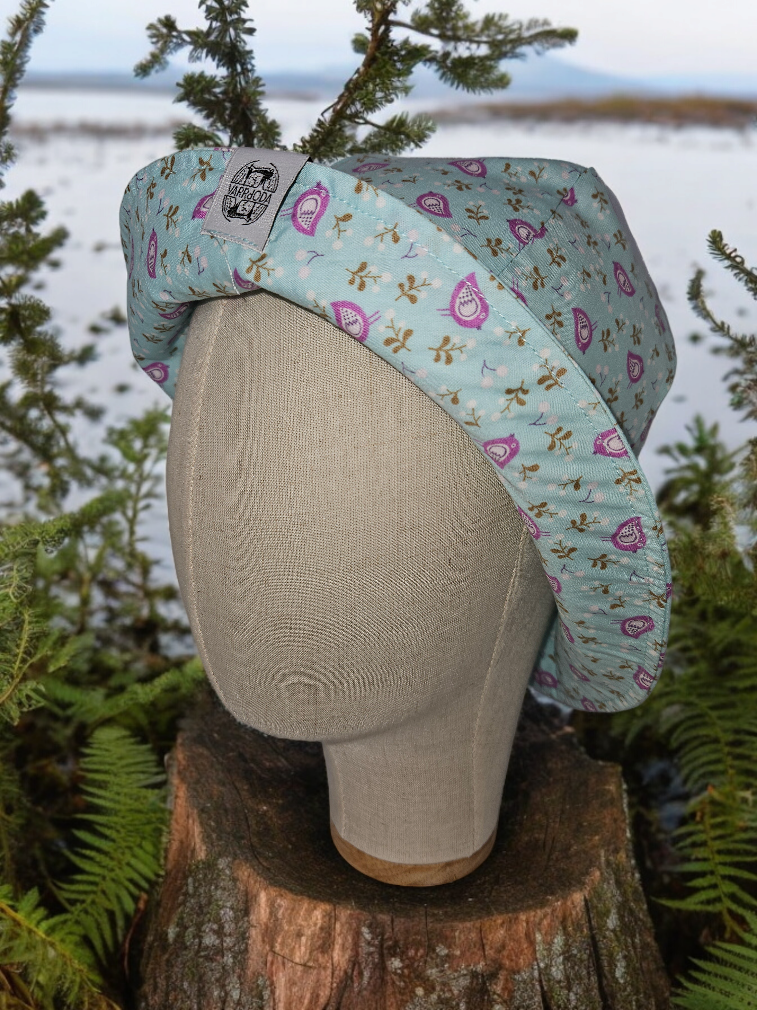 Zöld alapon madarak napozó kalap