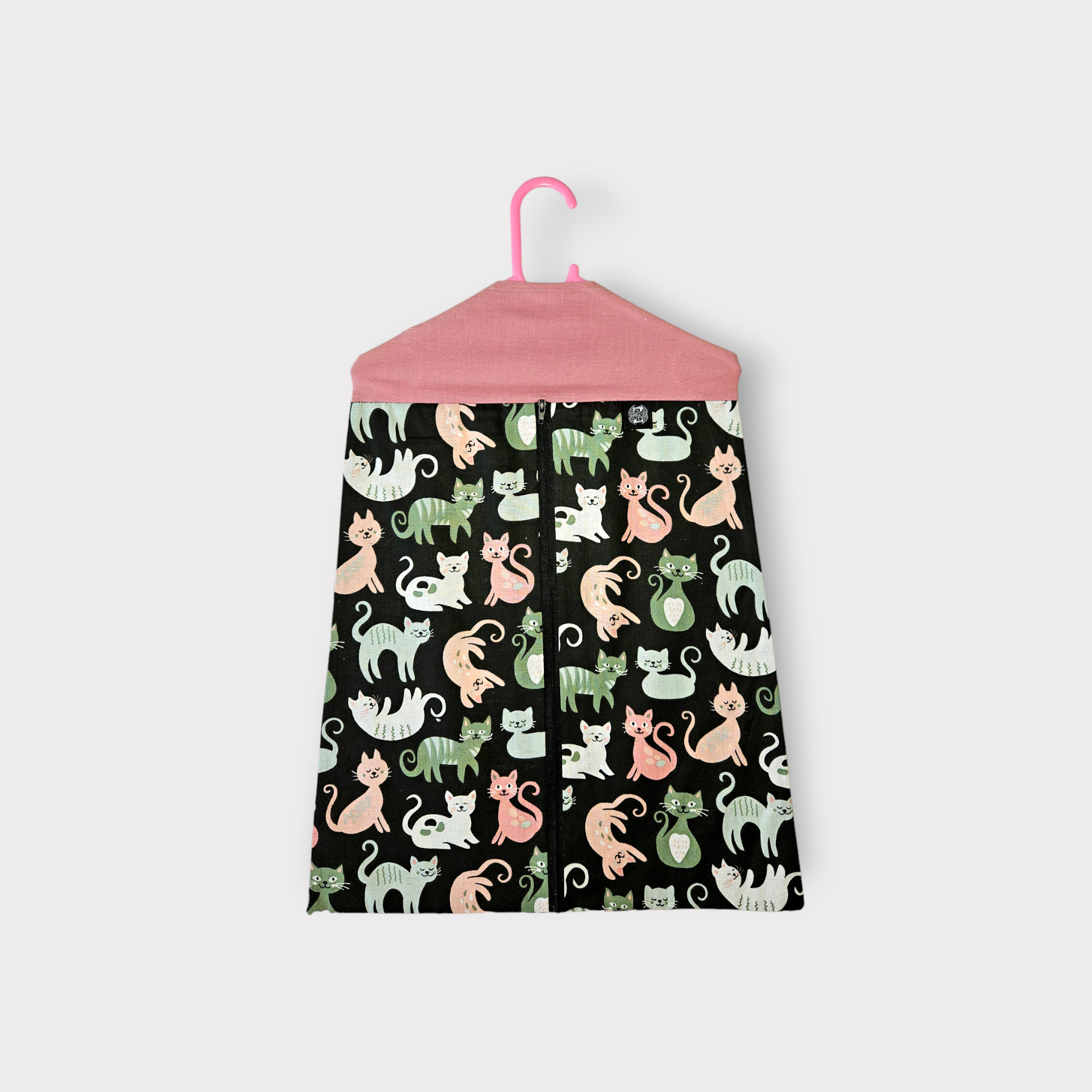 Rózsaszín-fekete cicás ruhatartó